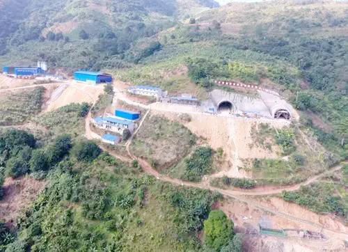 慶祝公司參建的元蔓高速稿吾卡隧道順利貫通暨公司2019年隧道開挖總長(zhǎng)15684米。